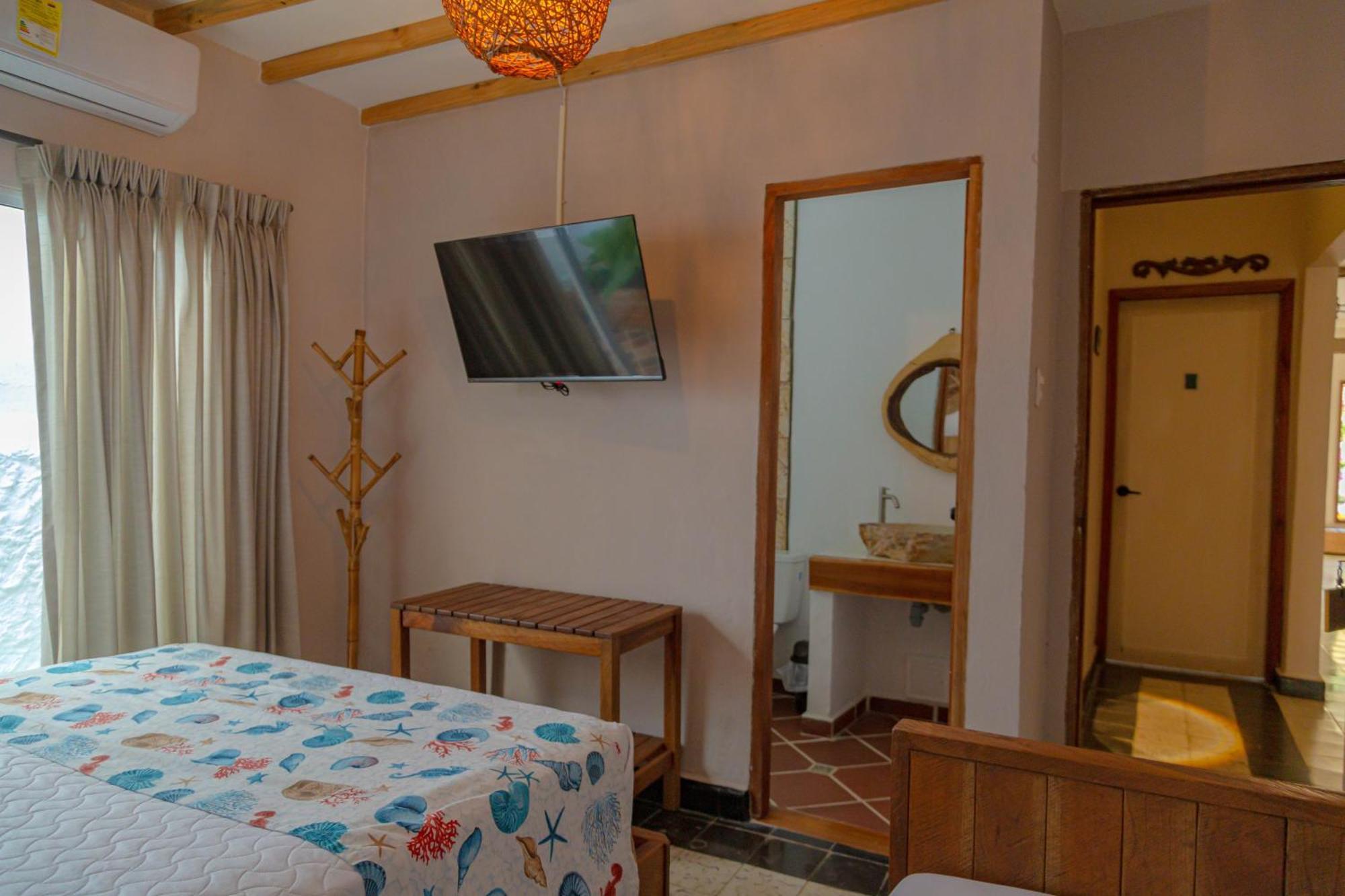 Colonial Airport Hotel *