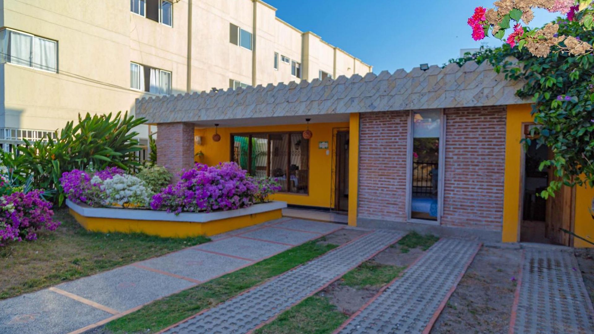 Colonial Airport Hotel *