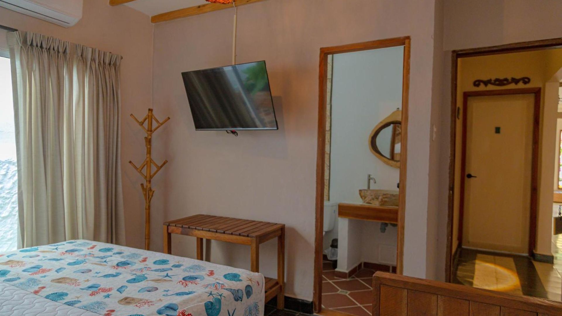Colonial Airport Hotel *