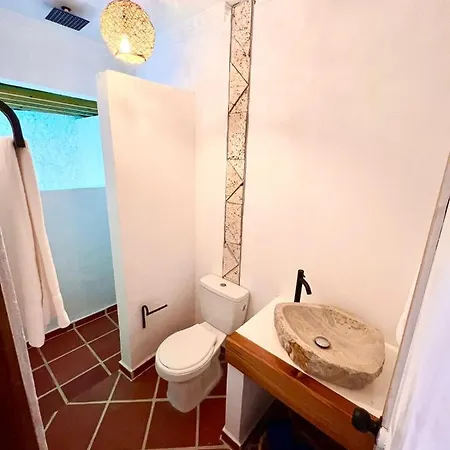 Colonial Airport Hotel *