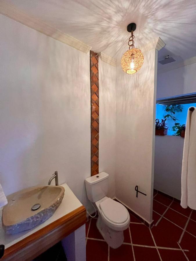 Colonial Airport Hotel *