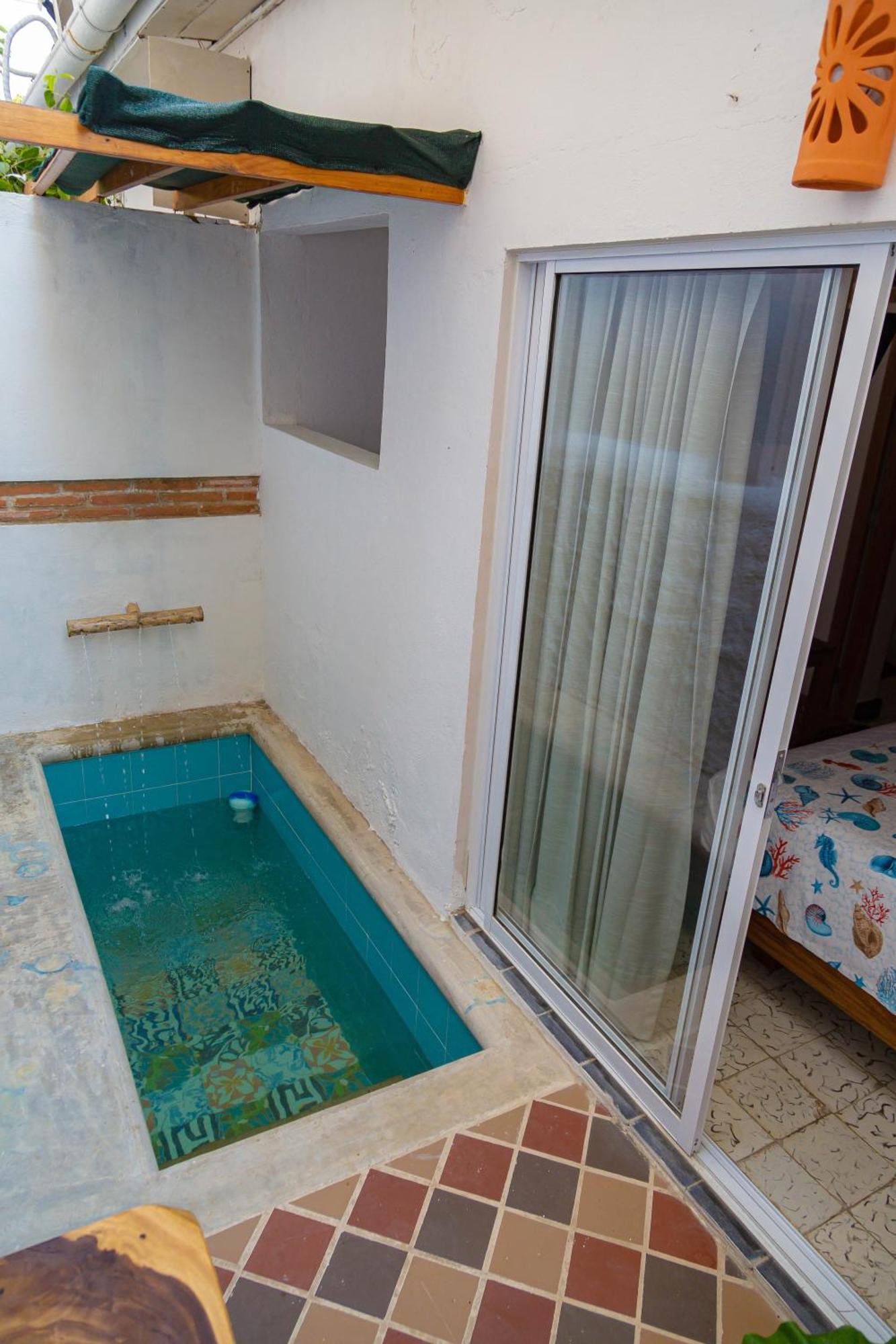 Colonial Airport Hotel